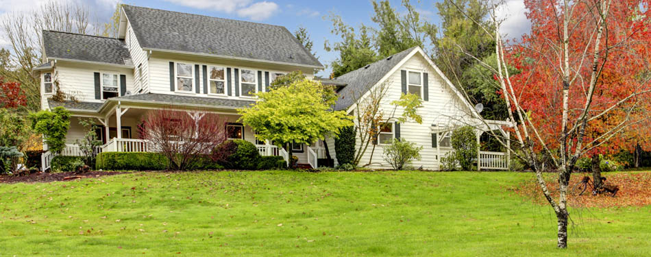 Home in Milwaukee, Wisconsin needing a fall yard clean up.